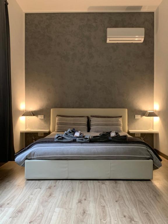 een slaapkamer met een groot bed en 2 lampen bij Residenza Guglielmo in Mantova