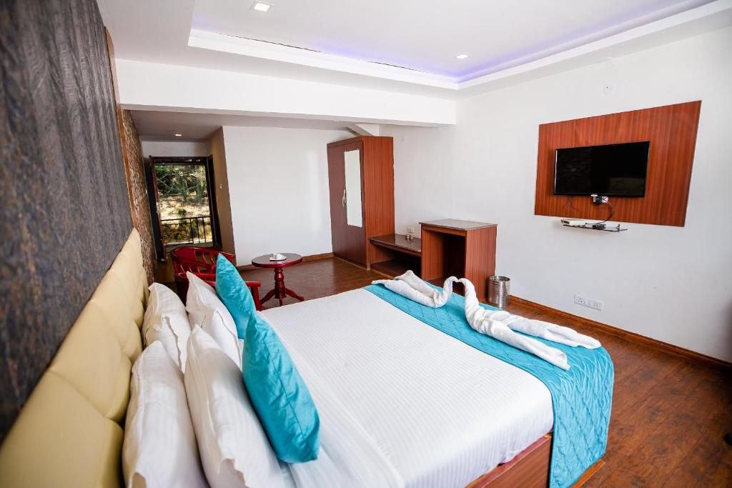 TV a/nebo společenská místnost v ubytování Vista Suites Doddabetta Ooty By Bestinn Leisure