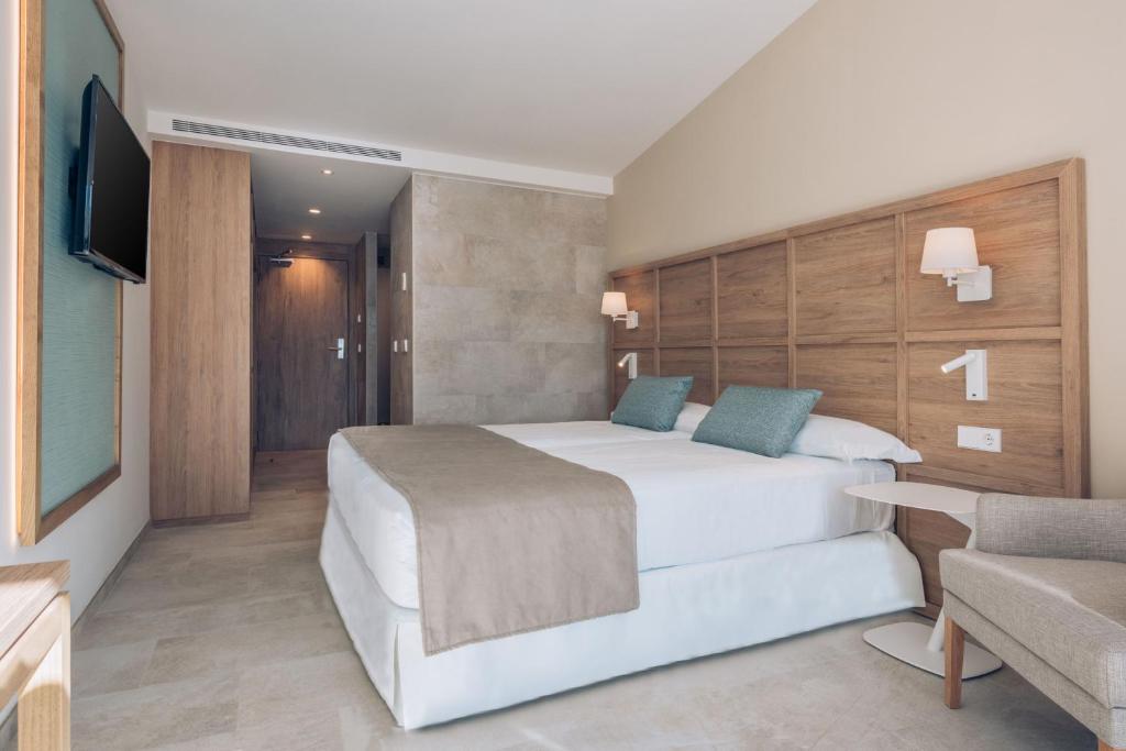 Postel nebo postele na pokoji v ubytování Iberostar Waves Cala Domingos All Inclusive
