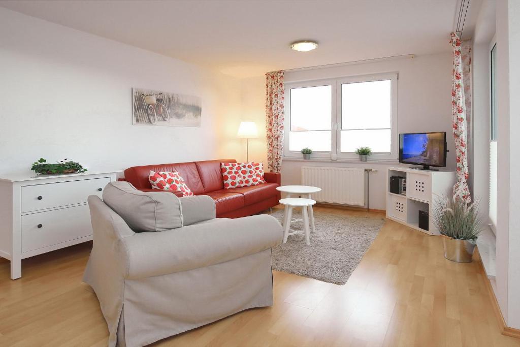 ein Wohnzimmer mit Couch und Fernseher in der Unterkunft Waterkant Wohnung 19 - Klabautermann in Boltenhagen