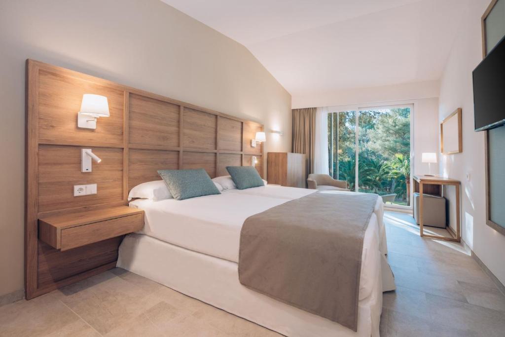 Postel nebo postele na pokoji v ubytování Iberostar Waves Cala Domingos All Inclusive
