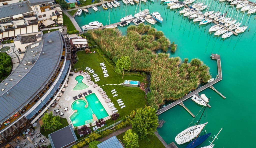 z powietrza widok na przystań z łodziami w obiekcie Hotel Golden Lake Resort w Balatonfüred
