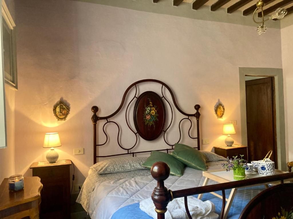 um quarto com uma cama grande e almofadas verdes em Casa Vacanze Beppina Cortona em Cortona