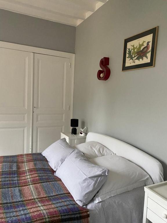 a bedroom with a bed with a blanket on it at Suite&amp;Caux 1 in Cany-Barville