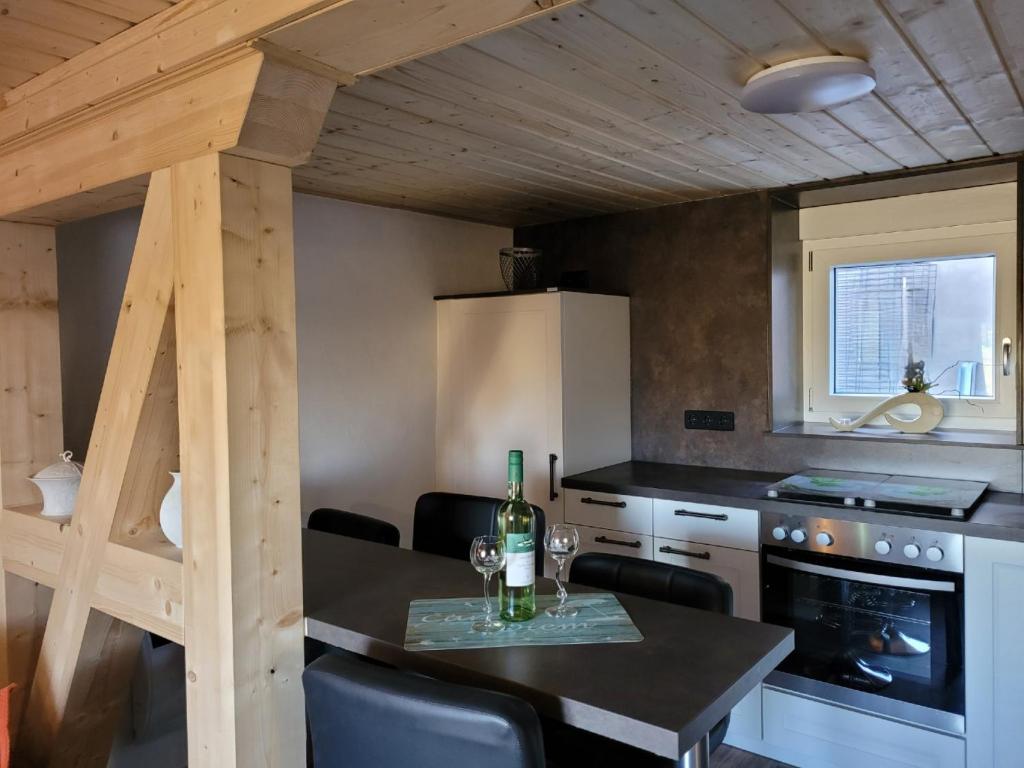 uma cozinha com uma mesa com copos de vinho em Ferienhaus Unstrutblick em Memleben