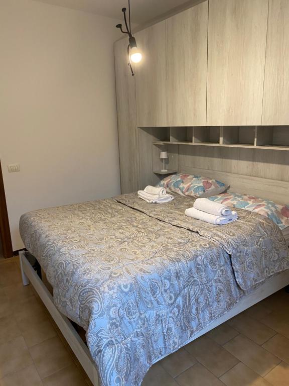 Una cama en una habitación con dos toallas. en Casale Center, en Casale Monferrato