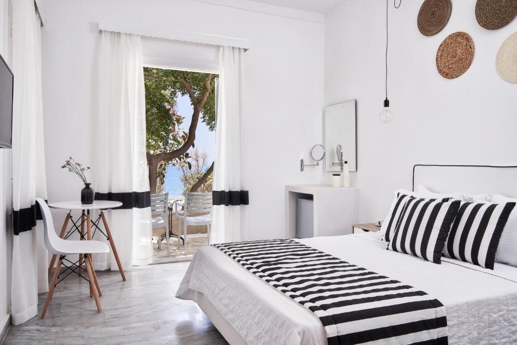 Postel nebo postele na pokoji v ubytování High Mill Paros Hotel