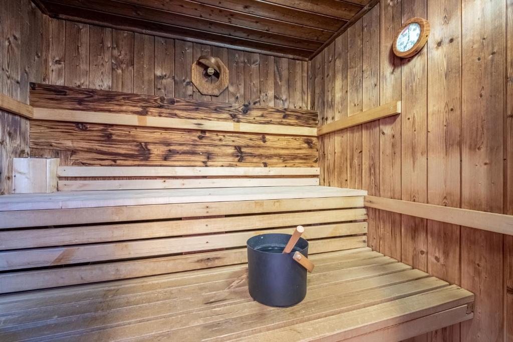 a wooden sauna with a bucket in it at Résidence Pierre & Vacances Inter-Résidences in Tignes
