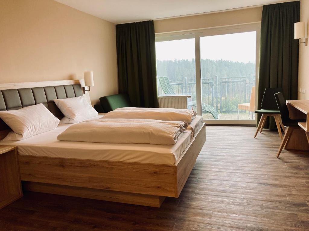 Postel nebo postele na pokoji v ubytování Berg-Gasthof Hötzelein