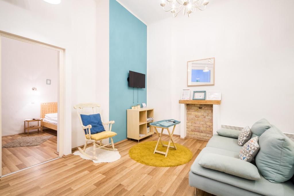 Televízia a/alebo spoločenská miestnosť v ubytovaní Colorwave Design Apartment