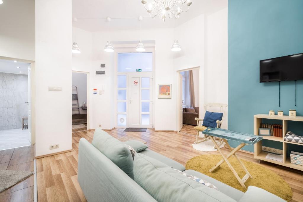 Televízia a/alebo spoločenská miestnosť v ubytovaní Colorwave Design Apartment