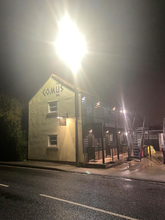 un bâtiment situé sur le côté d'une rue la nuit dans l'établissement Comus Inn, à Selby