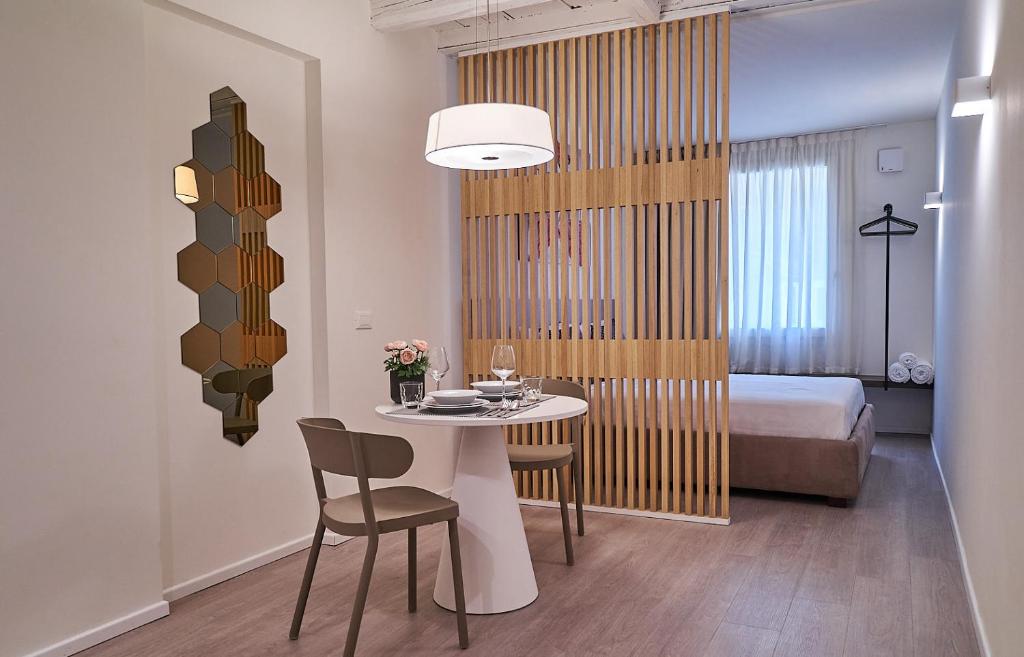Ένα ή περισσότερα κρεβάτια σε δωμάτιο στο Residenza SubitoSanto - Appartamento 3A "Nievo"