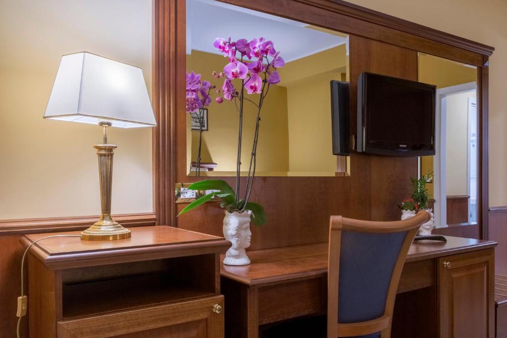 Televízia a/alebo spoločenská miestnosť v ubytovaní Hotel San Michele