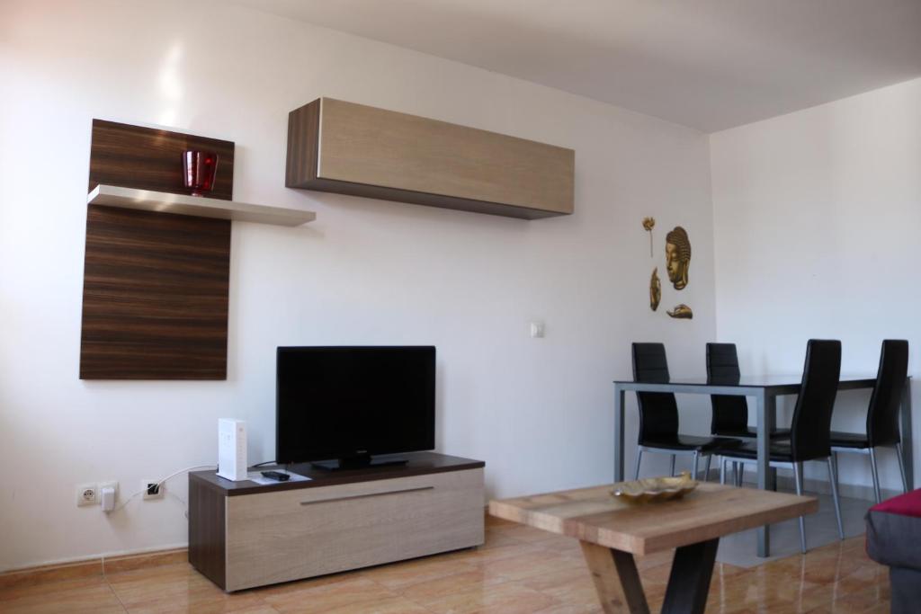 TV a/nebo společenská místnost v ubytování Apartamentos La Carmen