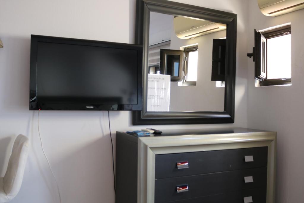 TV a/nebo společenská místnost v ubytování Apartamentos La Carmen