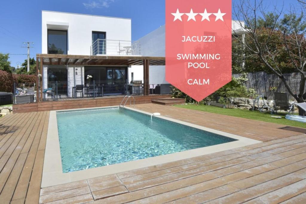 Villa con piscina frente a una casa en Contemporary Villa Swimming Pool & Jacuzzi, en La Roquette-sur-Siagne