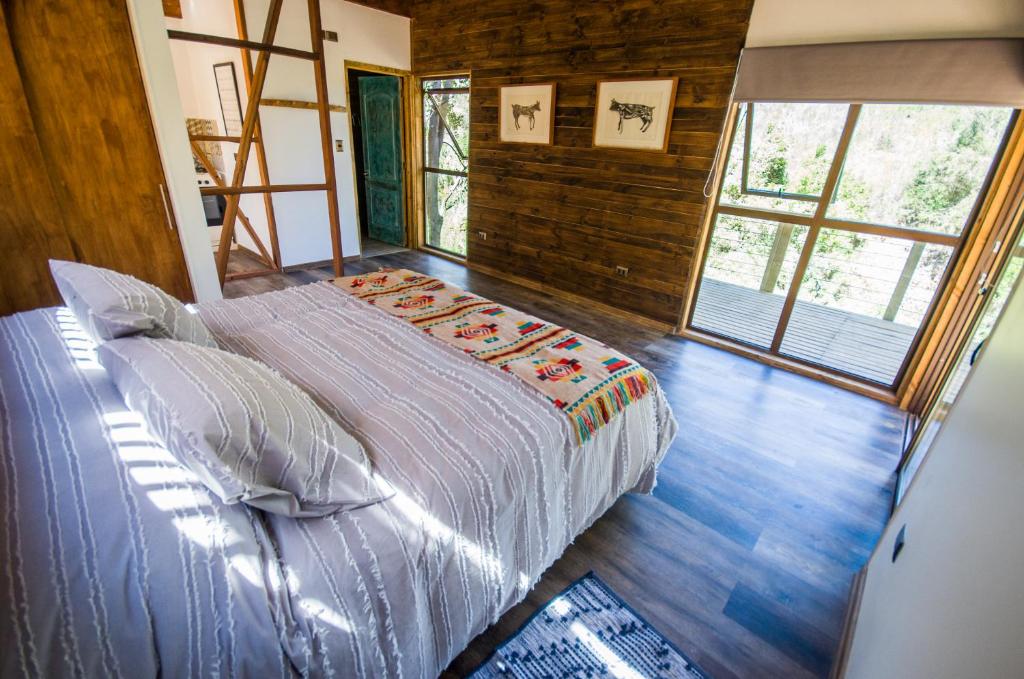 Postel nebo postele na pokoji v ubytování cabaña con tinaja en viña narbona wines