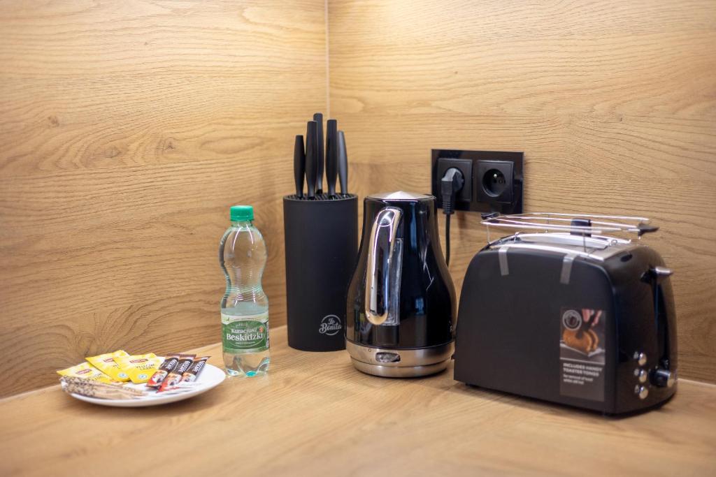 Příslušenství pro přípravu čaje a kávy v ubytování Brand New Business Apartament