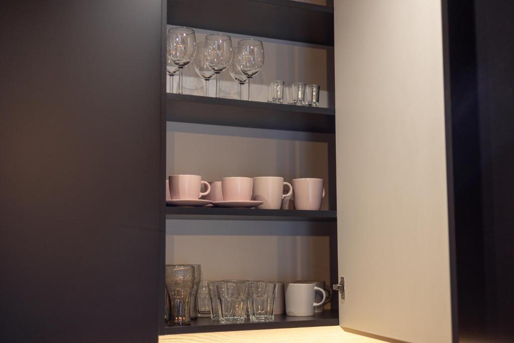 Příslušenství pro přípravu čaje a kávy v ubytování Brand New Business Apartament