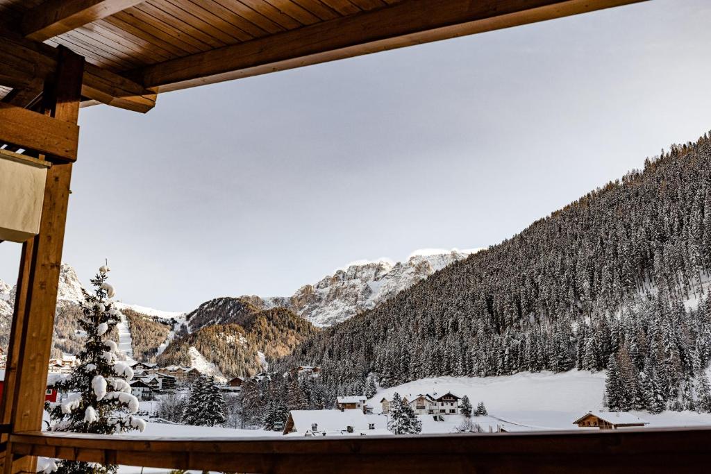 Nespecifikovaný výhled na hory nebo výhled na hory při pohledu z hotelu