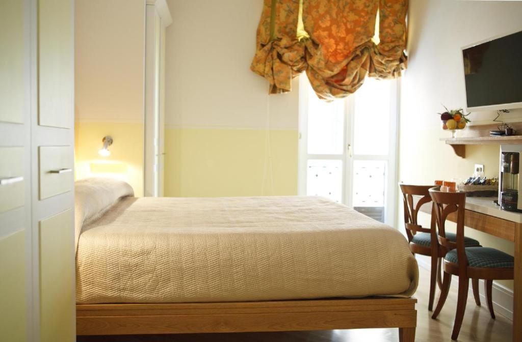 um quarto com uma cama, uma secretária e uma cozinha em Piazza di Spagna Prestige Petit em Roma