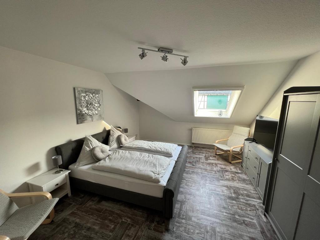 a small bedroom with a bed and a window at Kleine Auszeit in Goslar