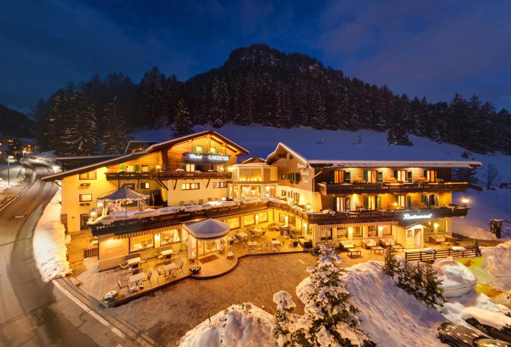 Nespecifikovaný výhled na hory nebo výhled na hory při pohledu z hotelu