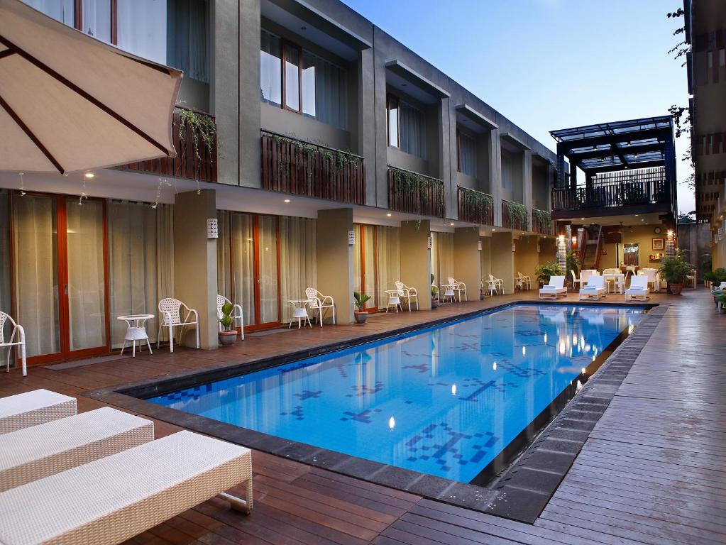 Bazén v ubytování Devata Suites and Residence nebo v jeho okolí