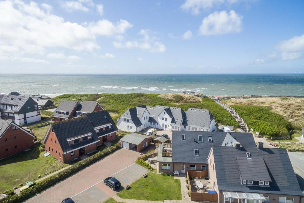 una vista aérea de una casa y del océano en Sturmfried App 13, en Wenningstedt