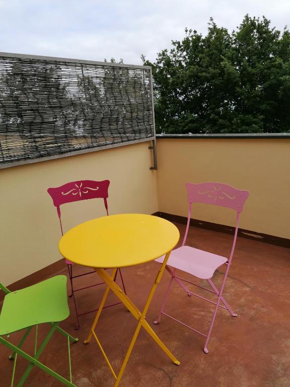 two chairs and a yellow table and two chairs at Oroverde in Bergeggi