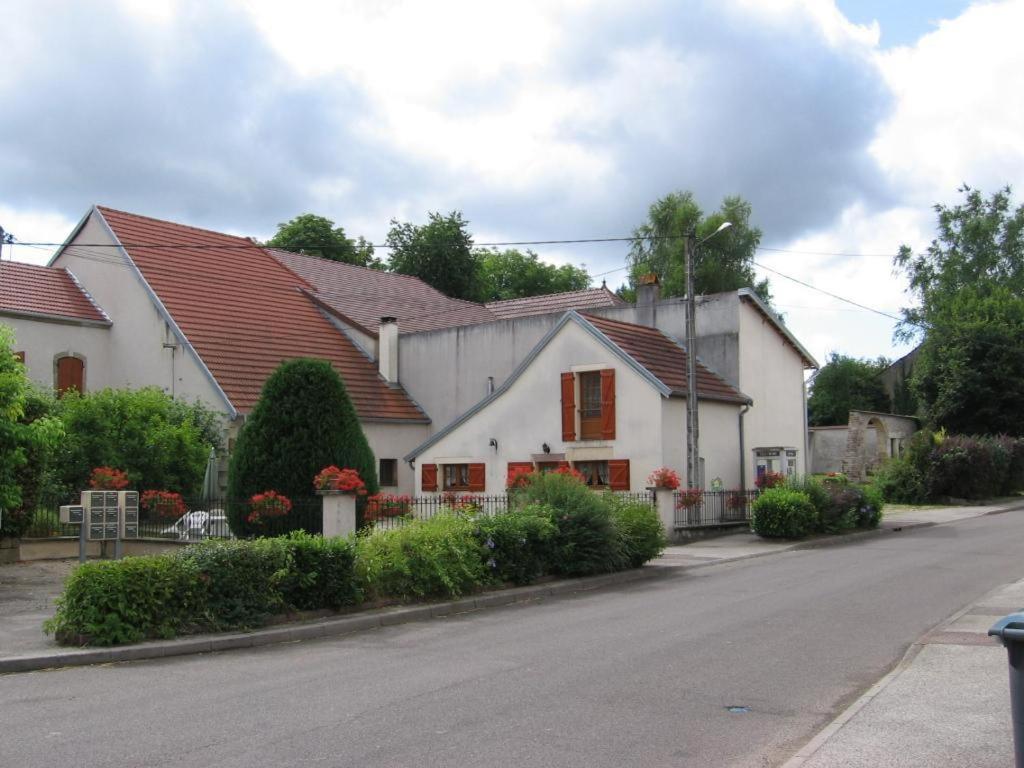 ein weißes Haus mit rotem Dach auf einer Straße in der Unterkunft La Forge 