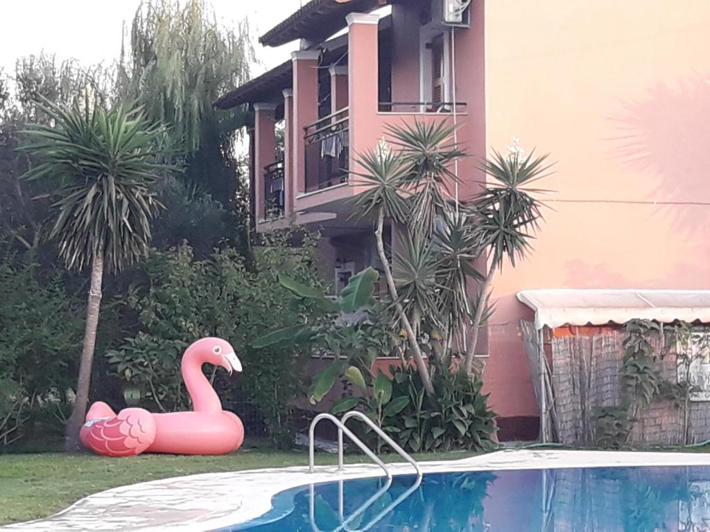 Bazén v ubytování Chrysanthy Apartments nebo v jeho okolí