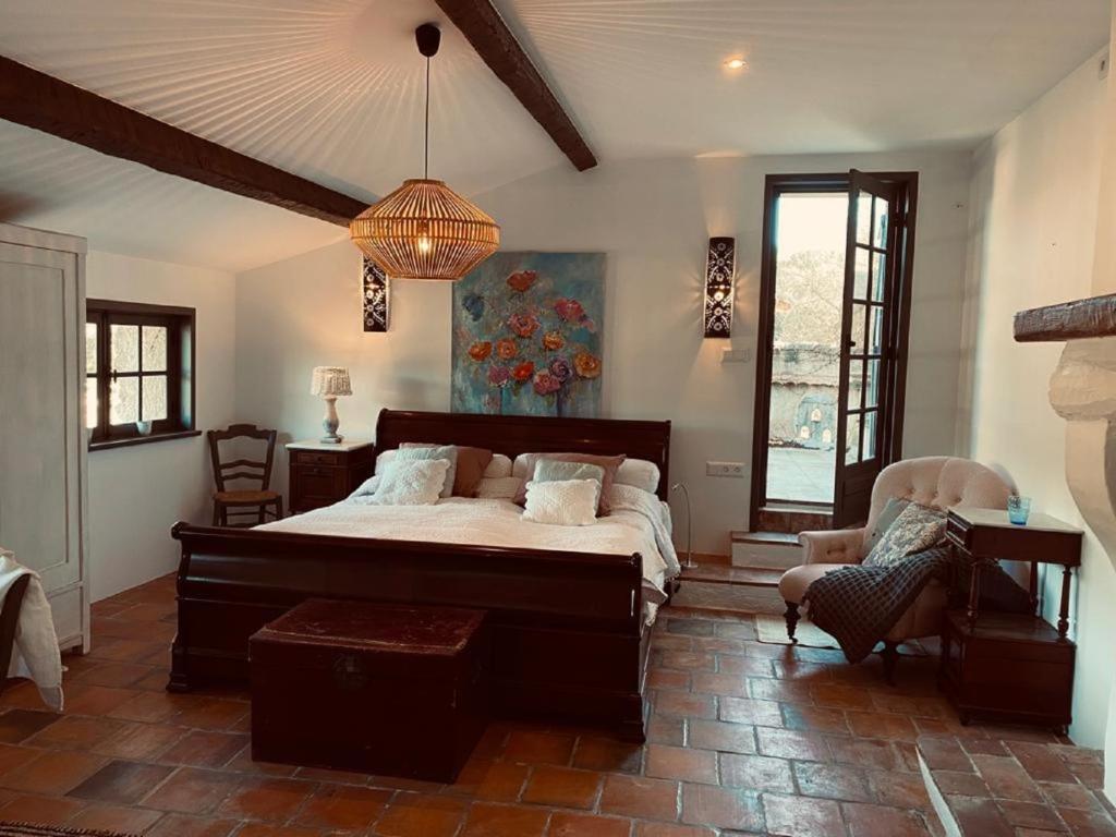 Un pat sau paturi într-o cameră la Domaine Le Petit Hameau