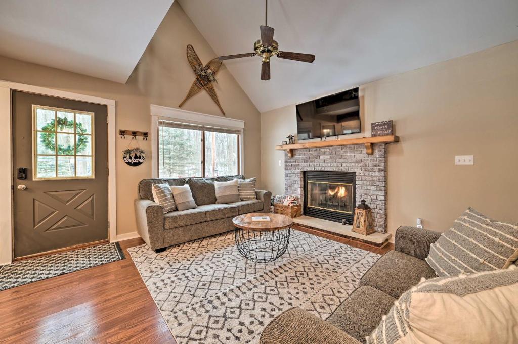 Χώρος καθιστικού στο Lovely Roscommon Cabin Less Than 3 Mi to Higgins Lake!
