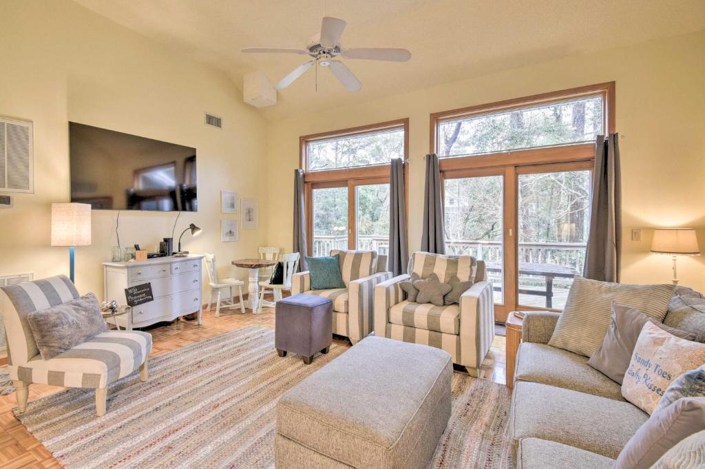 sala de estar con sofá, sillas y ventanas en Southern Shores Family Retreat Mins to Beach!, en Southern Shores
