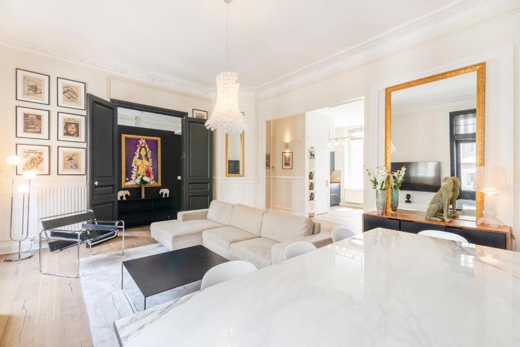 un salon avec un canapé et une table dans l'établissement Le Palais de Saint-Jean, à Nancy