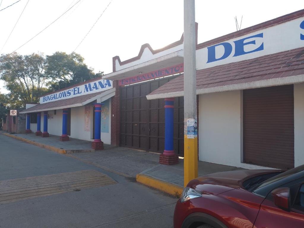 una fila de tiendas al lado de una calle en El mana de San Francisco, en Oaxaca City