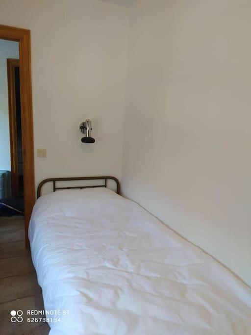 A bed or beds in a room at casa sobre rio Noguera Pallaresa