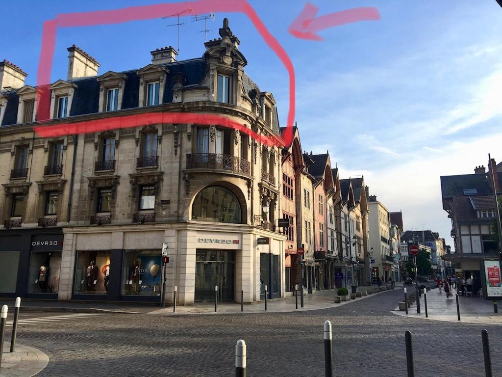 um edifício numa rua da cidade com uma linha vermelha em Le millesime 2 : hyper centre em Troyes
