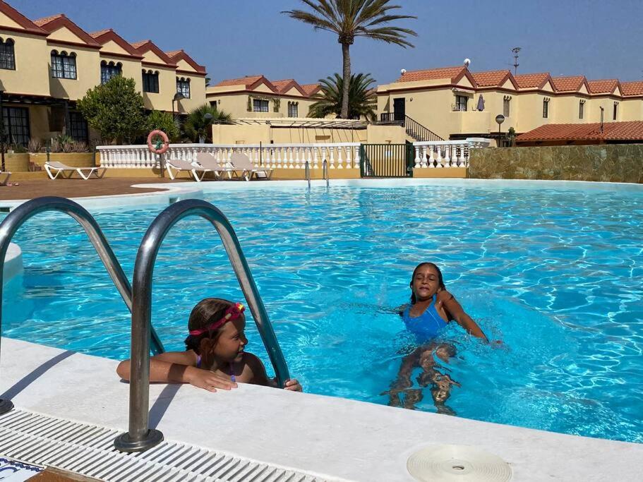 dwójka dzieci bawiących się w basenie w obiekcie Fuerte Holiday M&M Apartaments w mieście Costa Calma