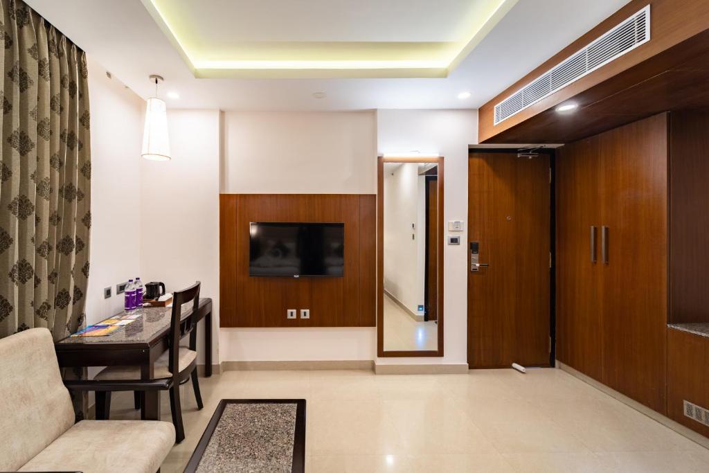 TV a/nebo společenská místnost v ubytování La Grrande Malar - The Boutique Hotel Pondicherry