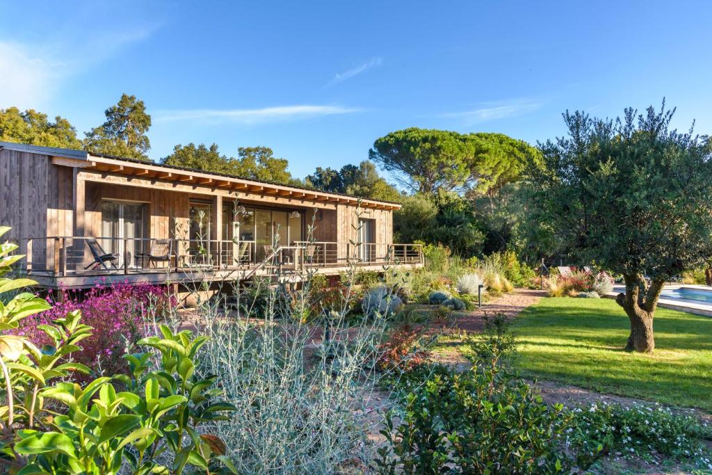 une maison avec un jardin en face dans l'établissement Version Lodge, à Porto-Vecchio