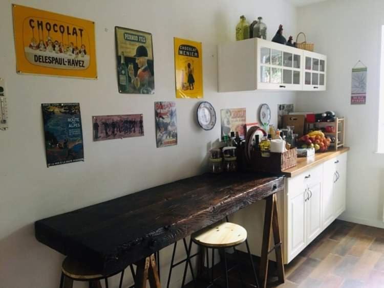eine Küche mit einer hölzernen Arbeitsplatte in einem Zimmer in der Unterkunft Maison in Dompierre-les-Ormes