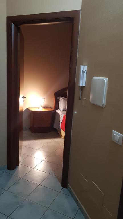 una porta che conduce a una camera con un letto in una stanza di Le Bistrot a Ficarazzi