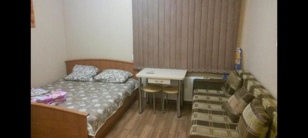 Habitación pequeña con cama y escritorio. en Apartments Darvina 20, Апартаменты на улДарвина дом 20, en Járkov