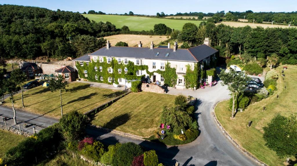 una vista aérea de una casa grande con entrada en Glendine Country House Wexford, en Wexford
