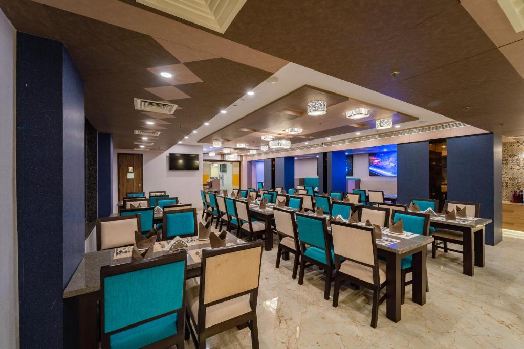 TV a/nebo společenská místnost v ubytování La Grrande Malar - The Boutique Hotel Pondicherry