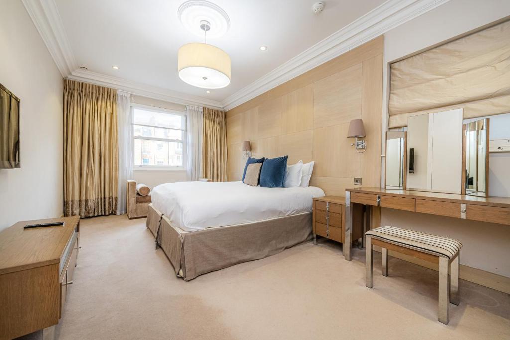 Claverley Court Apartments Knightsbridge tesisinde bir odada yatak veya yataklar
