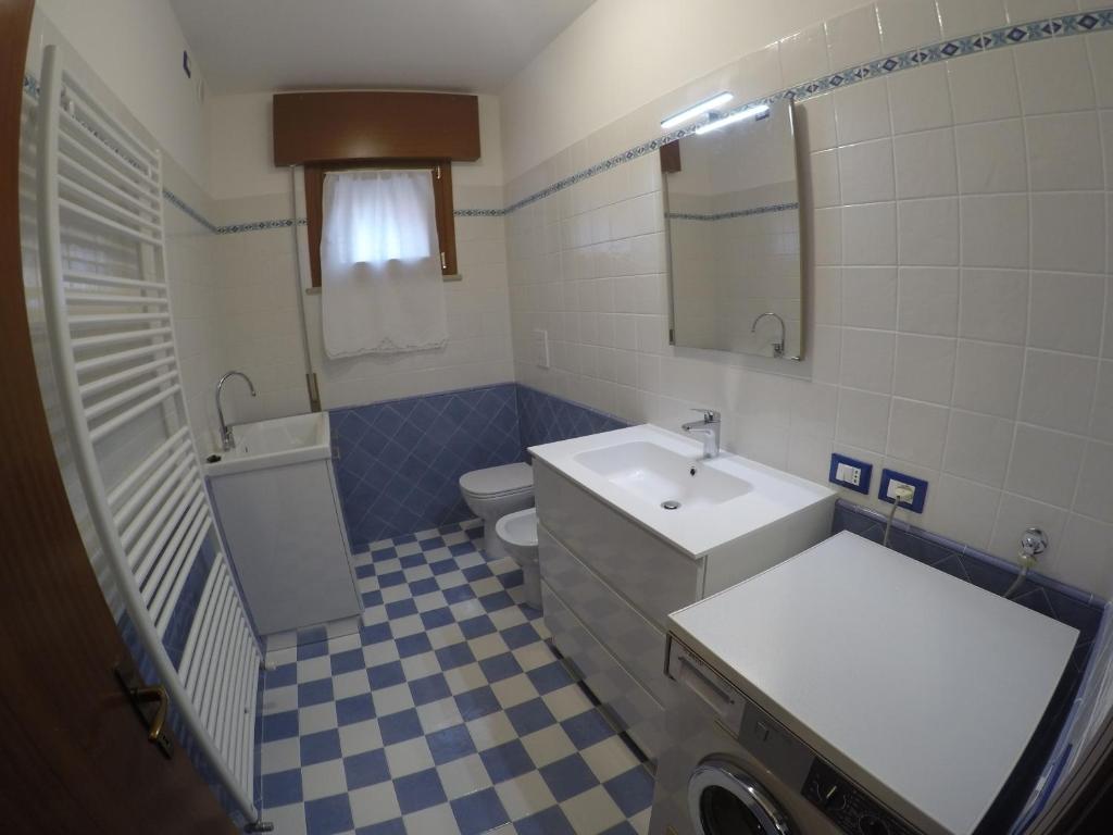 A bathroom at Residence Beatrice - Agenzia Cocal